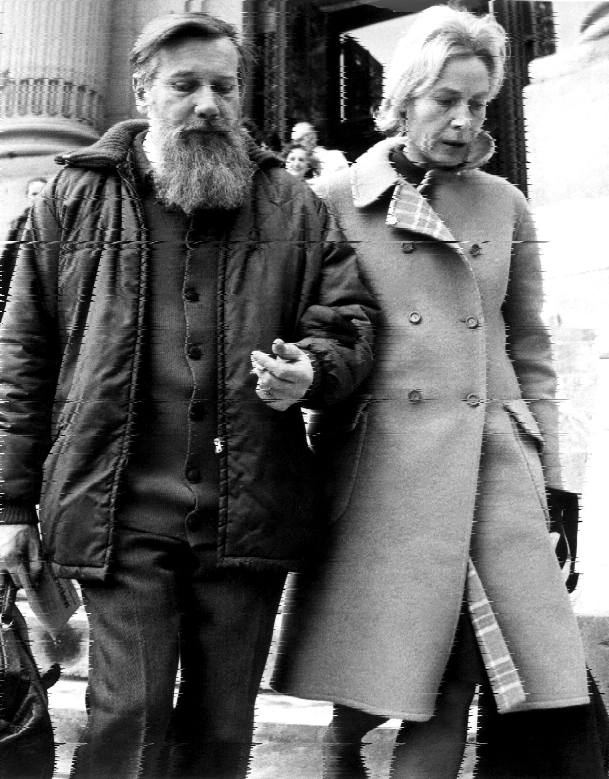 Der russische Schriftsteller und Literaturkritiker (u.a. "Der Prozess beginnt", "Im Schatten Gogols"), aufgenommen am 14. November 1973. Seine fr¸hen Werke verˆffentlichte er unter dem Pseudonym Abram Terz im westlichen Ausland. Daf¸r wurde er in der Sowjetunion verurteilt und kam 1965 bis 1971 in Haft. 1973 emigrierte Sinjawski nach Frankreich.