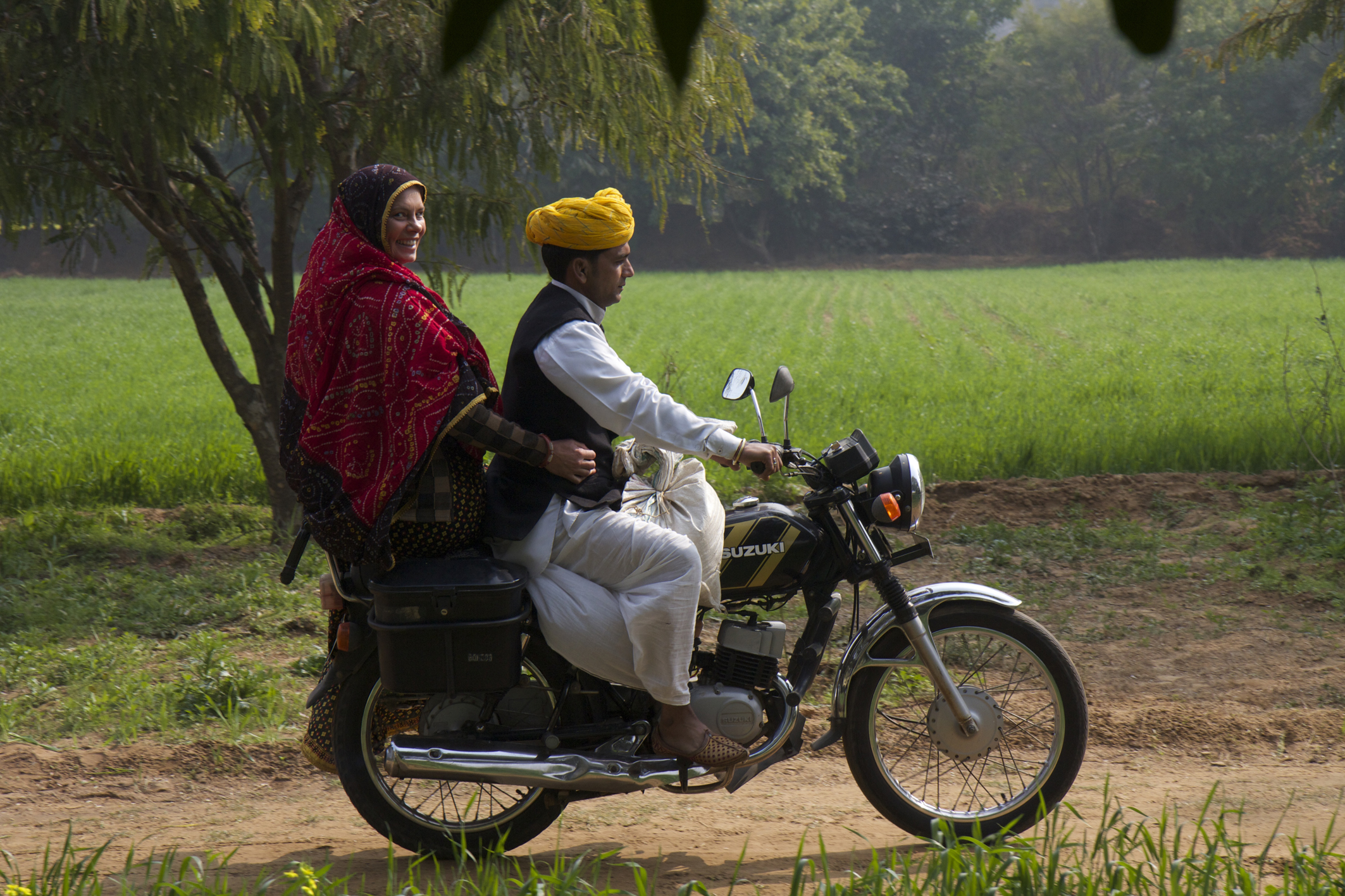 Sarah Wiener in Indien mit einem Senf-BauernSzenenfoto von "Die kulinarischen Abenteuer der Sarah Wiener in Asien"Dokureihe D / F / A; 201410x43 minRegie: David Nawratheine Koproduktion von zero one film mit ARTE G.E.I.E. und dem ORF