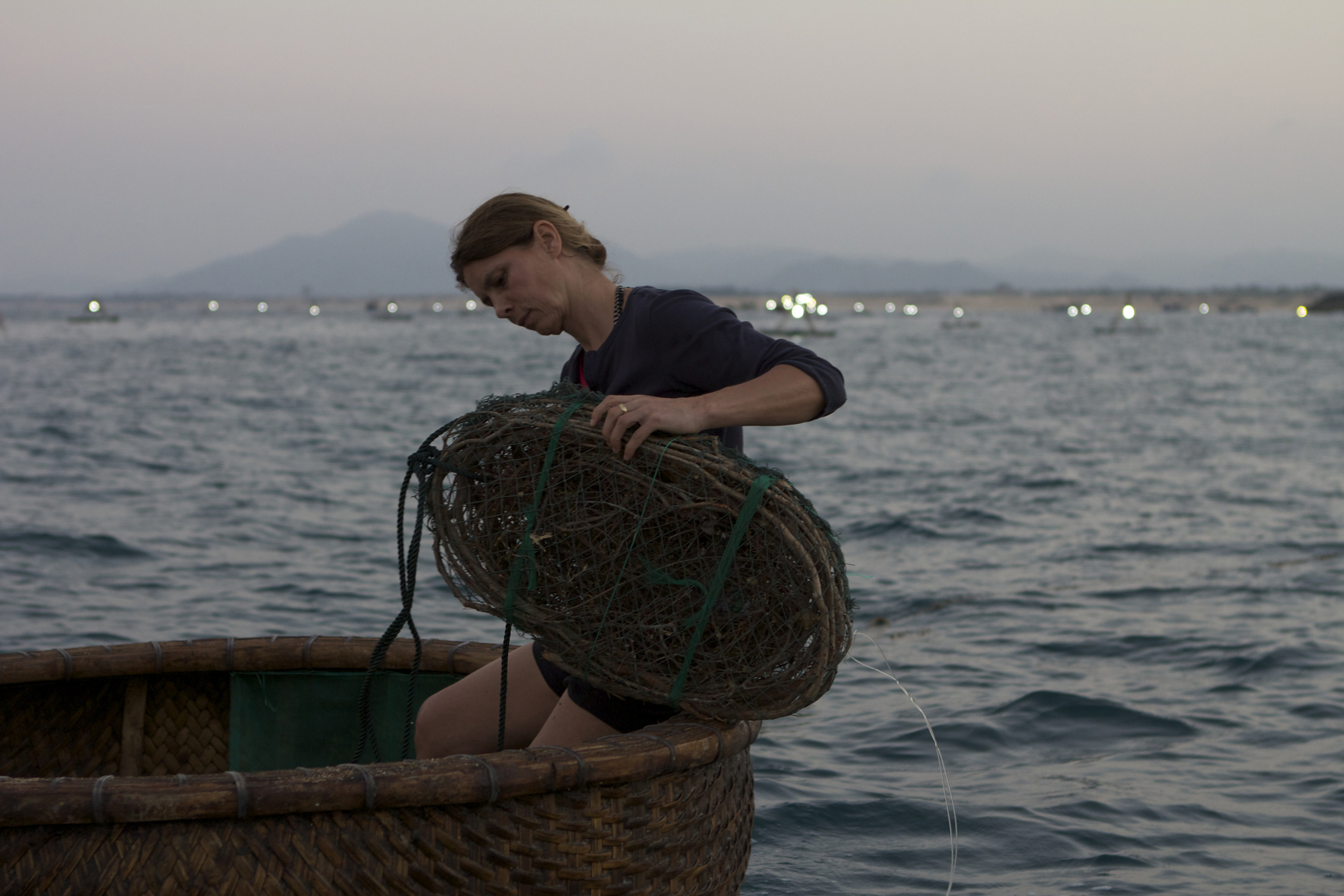 Sarah Wiener beim Auslegen einer Langustenfalle in VietnamSzenenfoto von "Die kulinarischen Abenteuer der Sarah Wiener in Asien"Dokureihe D / F / A; 201410x43 minRegie: David Nawratheine Koproduktion von zero one film mit ARTE G.E.I.E. und dem ORF