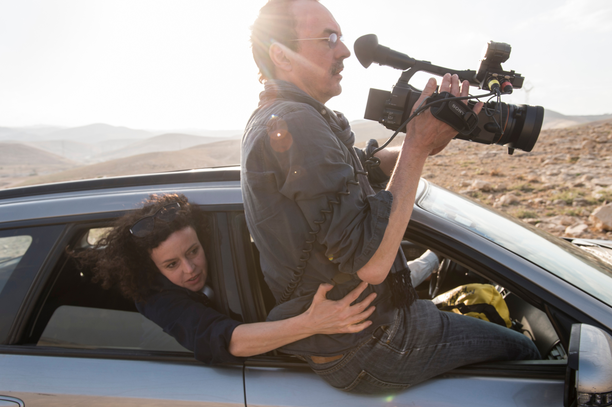 April2013, Israel '24h Jerusalem'project by zero one 24 Projektregie: Volker Heise, Produzent Thomas Kufus (zero one 24)overall project director: Volker Heise, producer: Thomas Kufus (zero one 24)Koproduzenten / coproducers: Alegria Productions (F), tv stations BR (D) / ARTE (D/F)Maria Schrader (Regie) beim Dreh mit Benedict Neuenfels (Kamera) in der Wste vor den Toren JerusalemsMaria Schrader (Director) filming with Benedict Neuenfels (DoP) in the desert in der Wste outside of Jerusalem