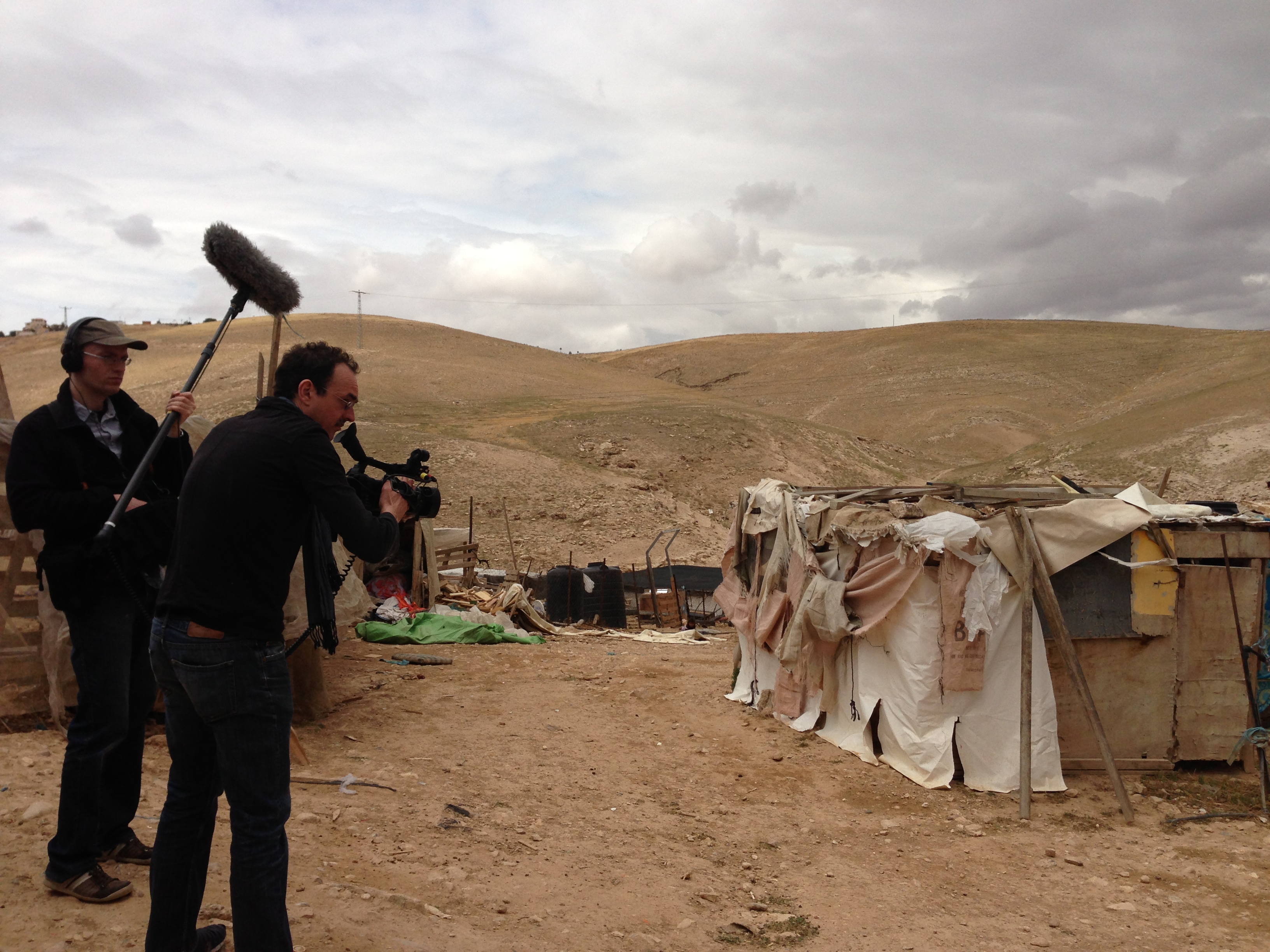 "Der Weg zu 24h Jerusalem - Eine Produktionsgeschichte"Regie: Uljana HavemannKamera: Adi MozesTon: Mahmoud HalawaniProduktion: zero one 24Erstausstrahlung: 10.4.2014, 22.30 Uhr im BRBenedict Neuenfels an der Kamera (DoP), daneben Tonmann Immo Trmpelmann (Team von Regisseurin Maria Schrader)beim Dreh in einer Beduinen-Siedling mit "24h Jerusalem"-Protagonist & Rechtsanwalt Shlomo Lecker