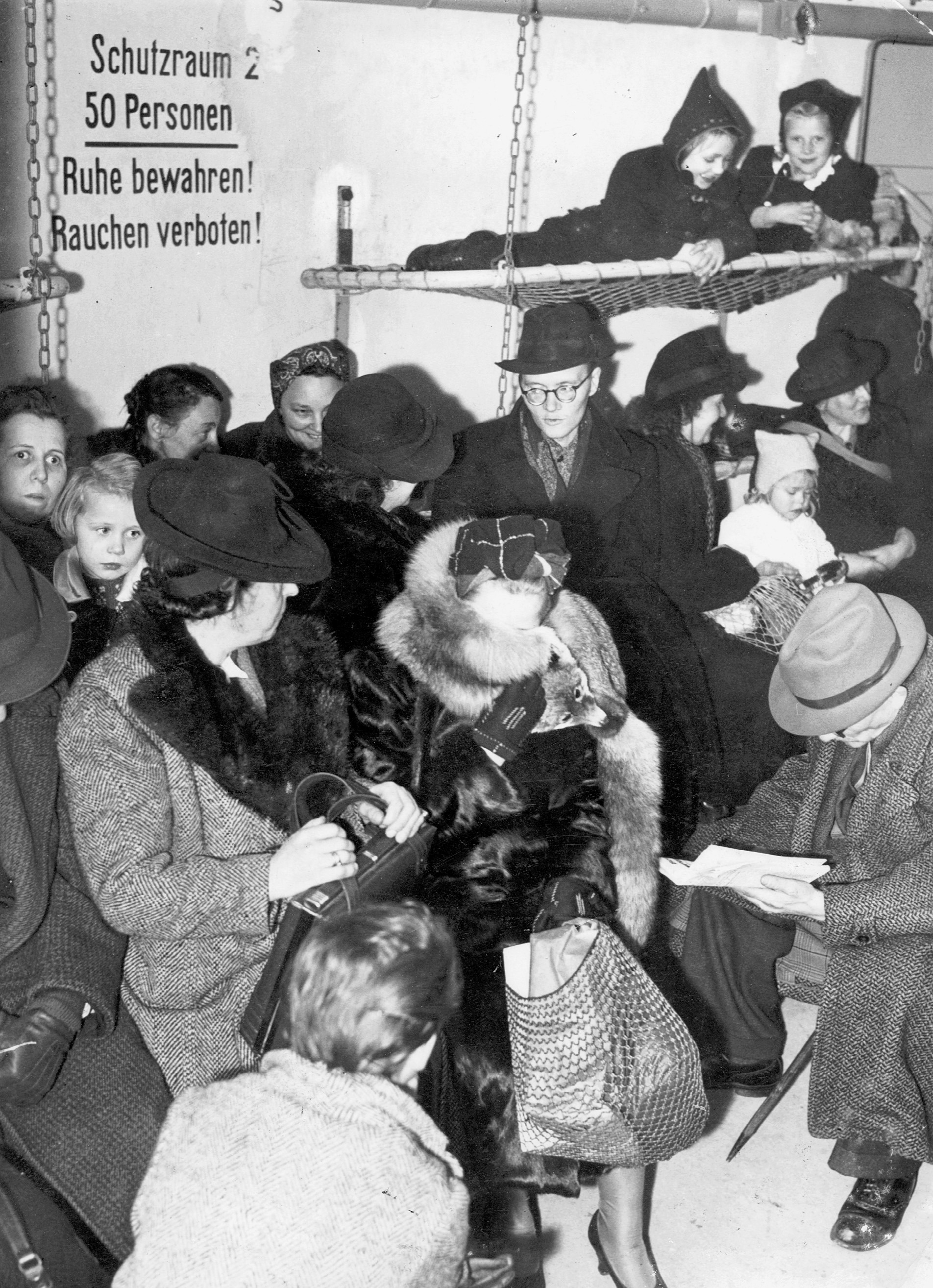 Einwohner Berlins während eines Luftangriffes in einem öffentlichen Luftschutzbunker.