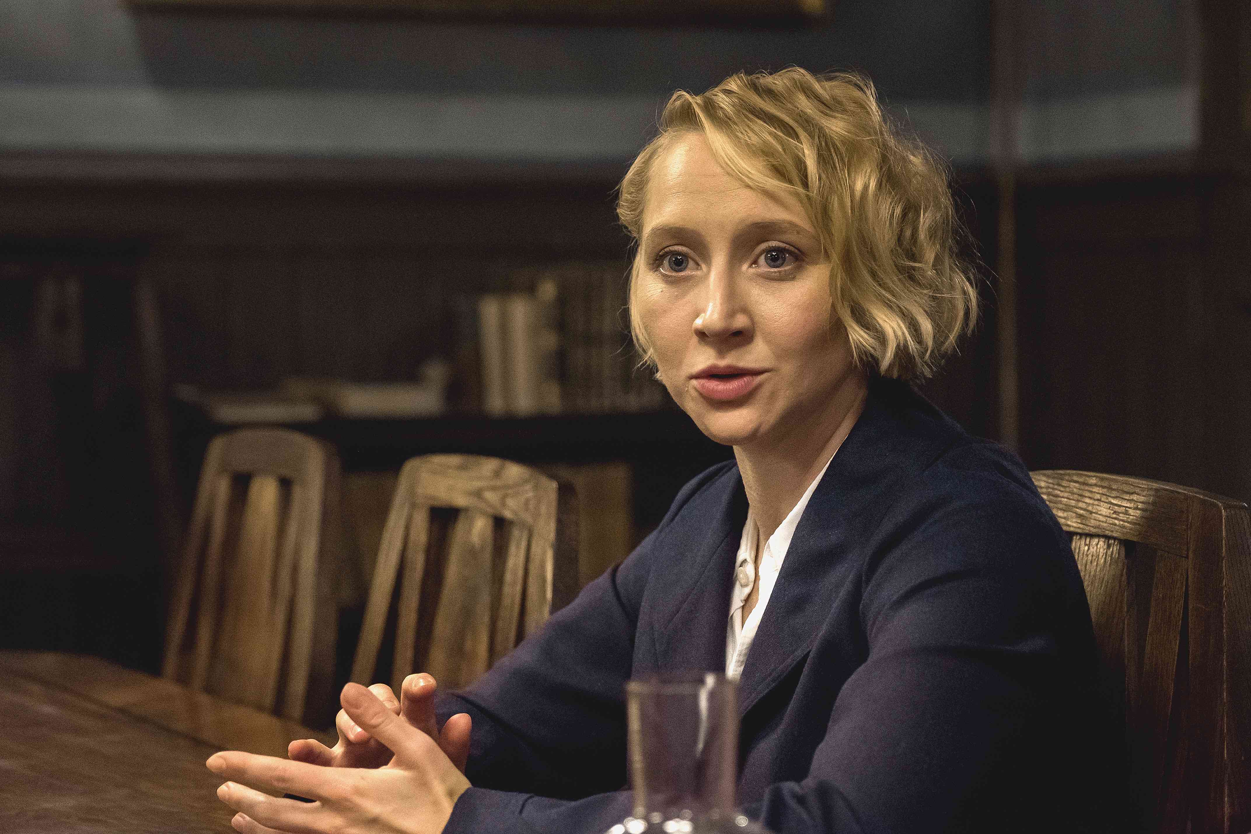 BAUHAUS/MEISTERSAALDörte überzeugt Gropius, daß die Gemeinschaft am besten für das Projekt ist.